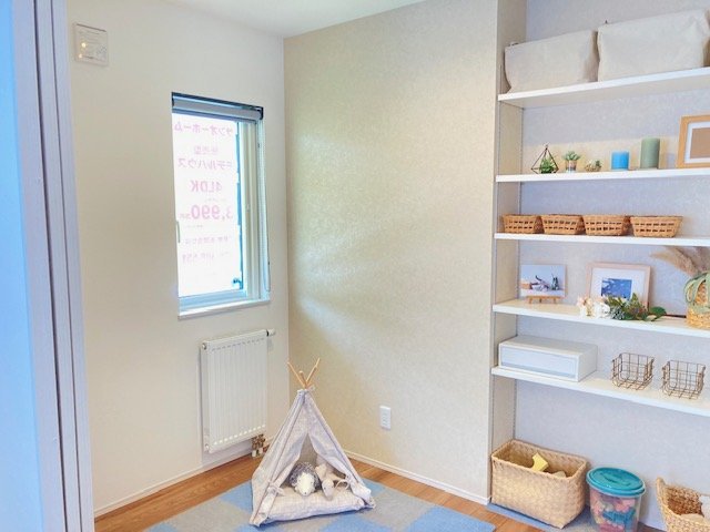 西野6条 モデルハウス使用住宅 洋室（可動棚付）